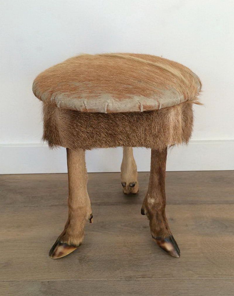 Tabouret en Peau et Pieds de Biche