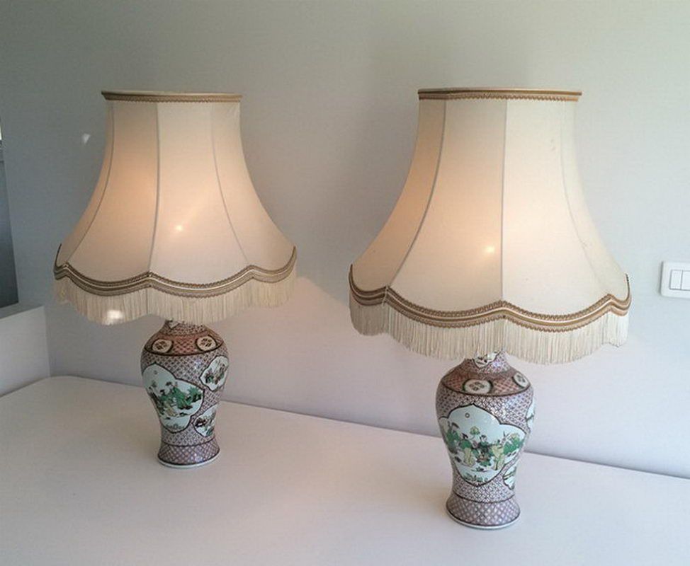 Paire de lampes en porcelaine à décors chinoisants