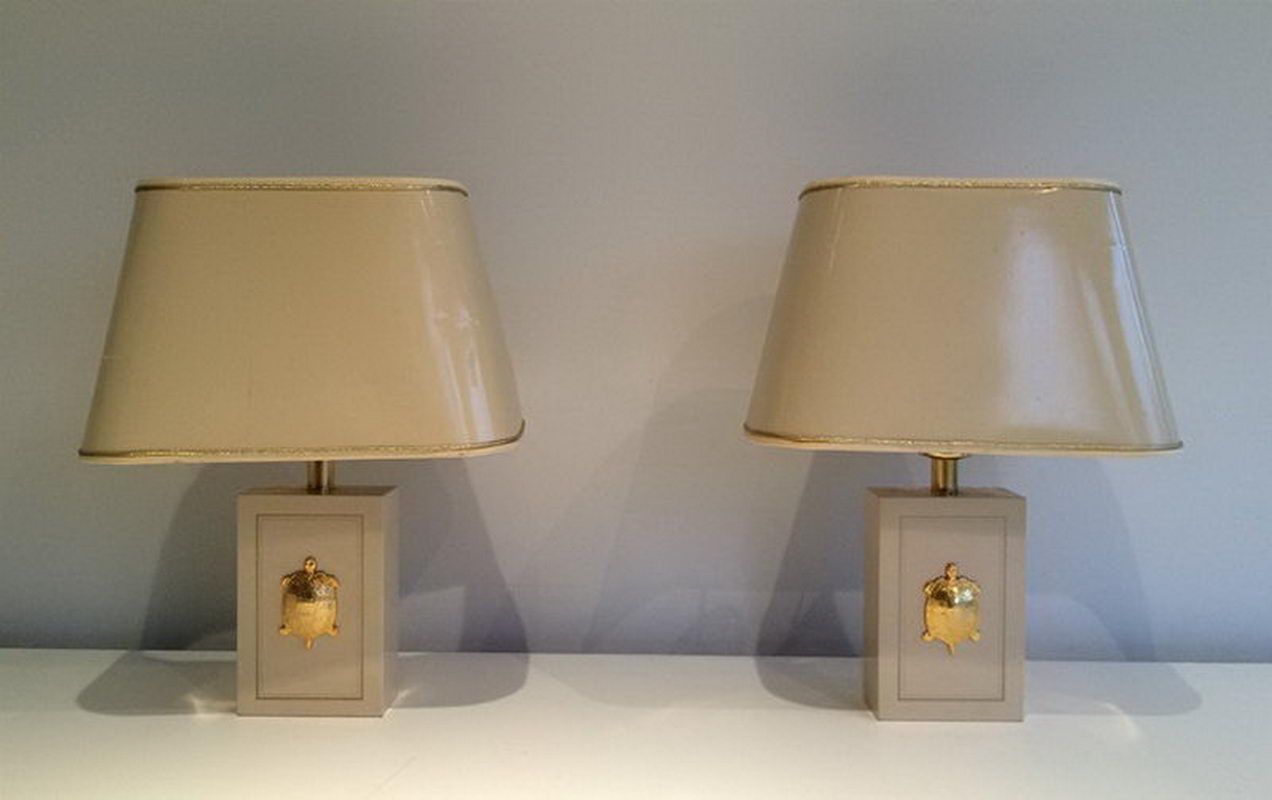 Pair of lamps with gild turtles ornaments