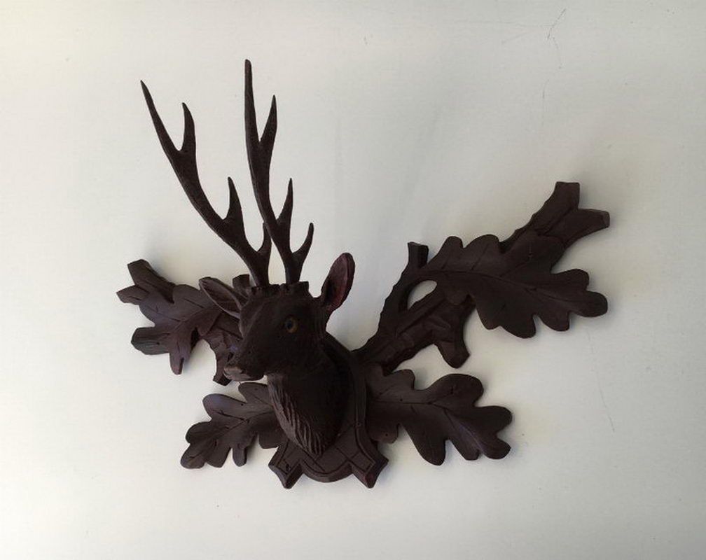 Tête de Cerf en Bois Sculpté. Forêt Noire