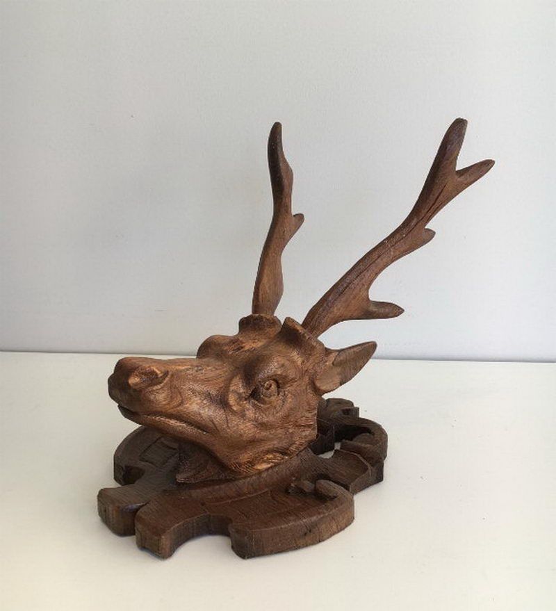 Tête de Cerf en Bois Sculpté. Forêt Noire