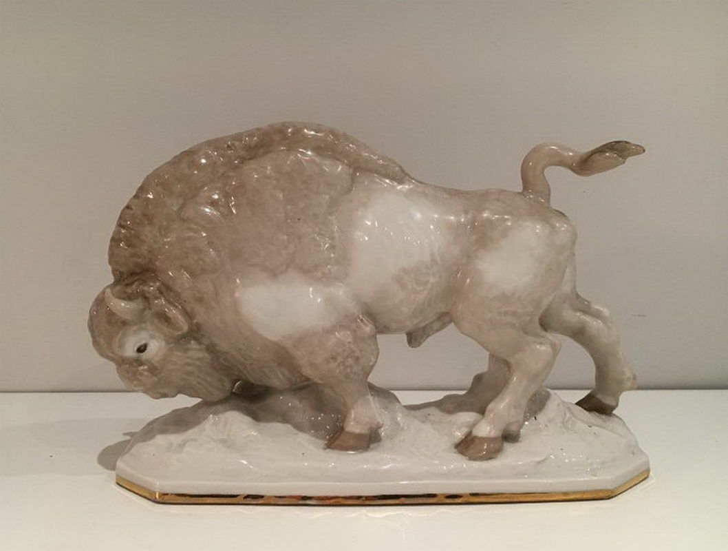 Bison Stylisé en Porcelaine