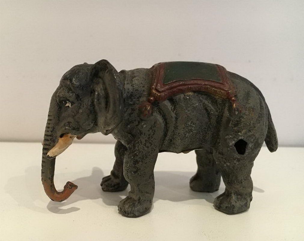 Polychrome regule elephant