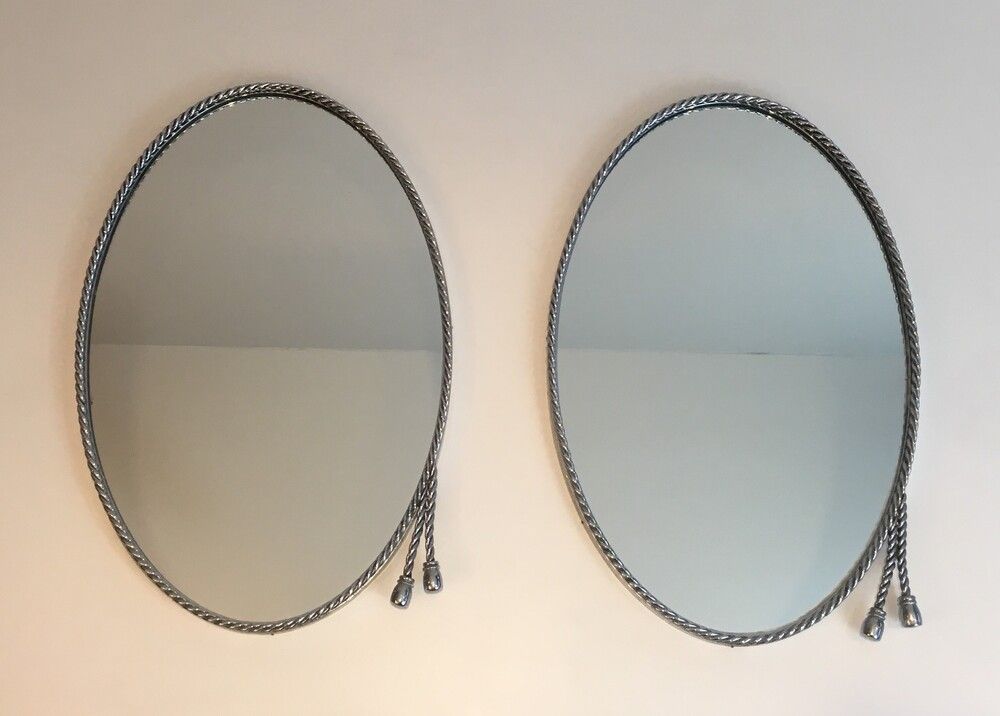 Paire de Miroirs Ovales Argentés attribués à la Maison Baguès