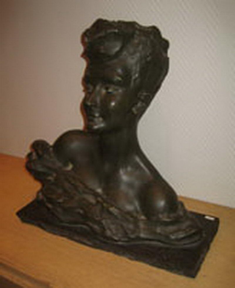 Sculpture Art Déco en Terre Cuite Patine Bronze sur Socle en Pierre figurant un Buste de Femme