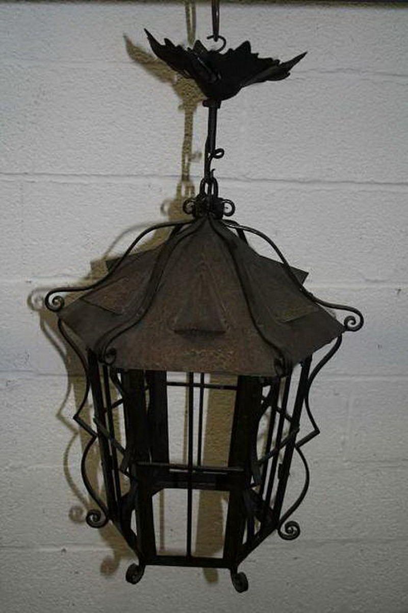 L (365) Ancienne lanterne en fer forgé