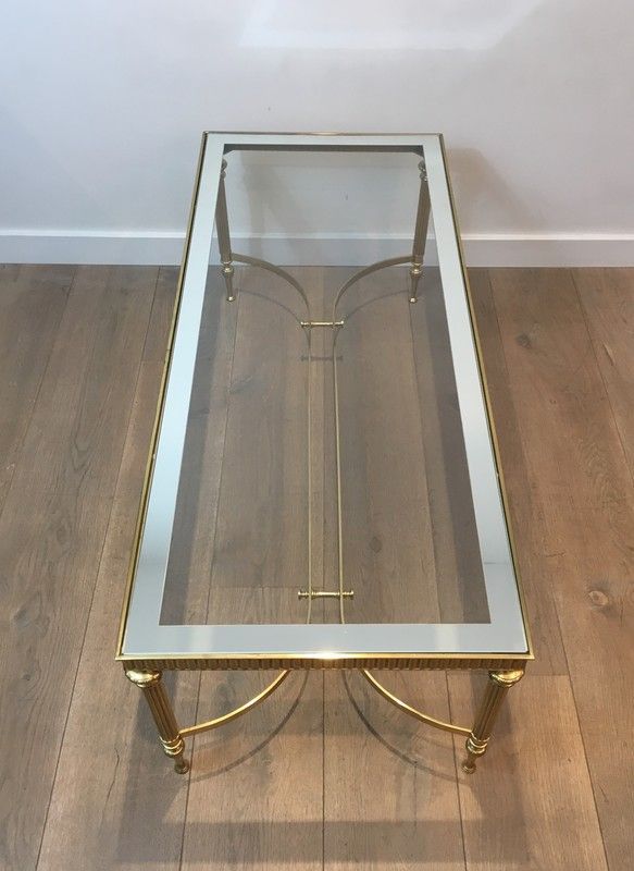 Table Basse de Style Néoclassique en Laiton surmontée d'un Plateau de Verre entouré d'une bande Argentée effet Miroir