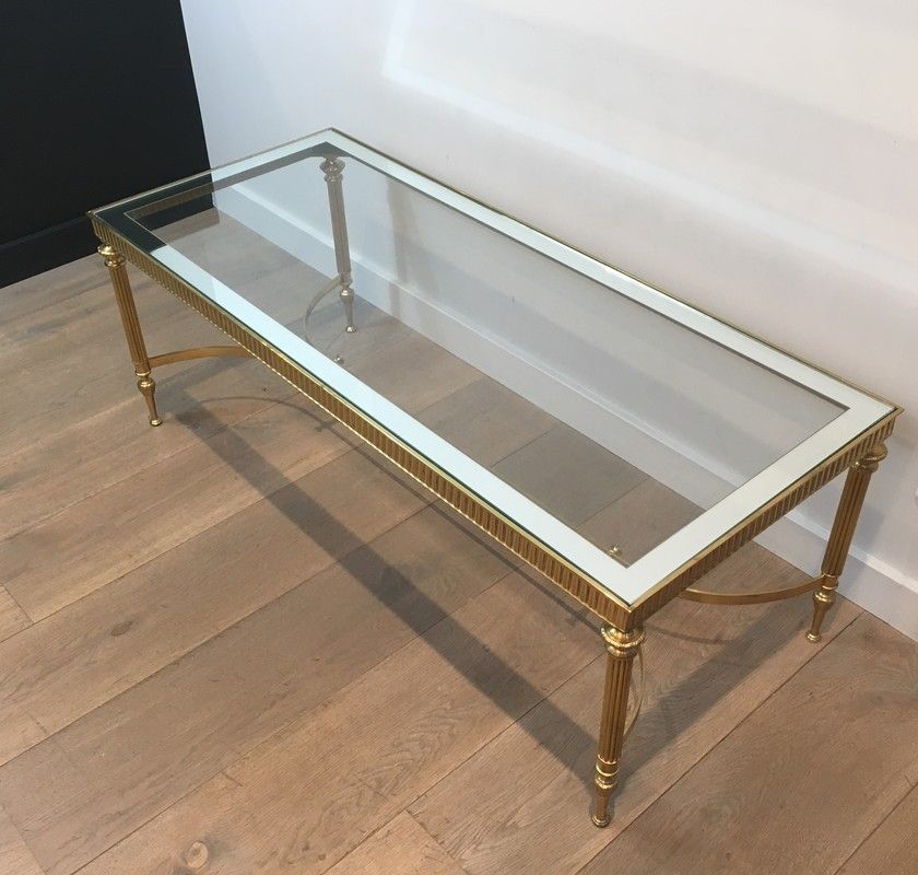 Table Basse de Style Néoclassique en Laiton surmontée d'un Plateau de Verre entouré d'une bande Argentée effet Miroir