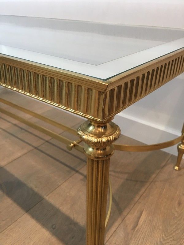 Table Basse de Style Néoclassique en Laiton surmontée d'un Plateau de Verre entouré d'une bande Argentée effet Miroir