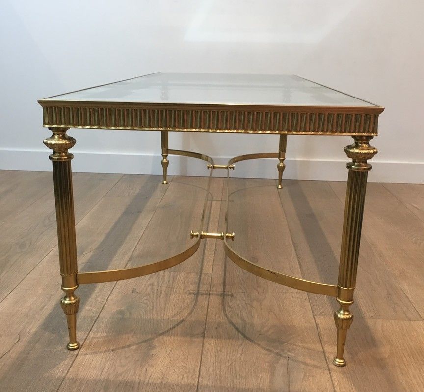 Table Basse de Style Néoclassique en Laiton surmontée d'un Plateau de Verre entouré d'une bande Argentée effet Miroir