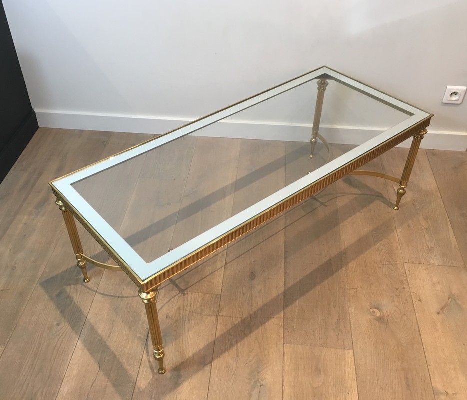 Table Basse de Style Néoclassique en Laiton surmontée d'un Plateau de Verre entouré d'une bande Argentée effet Miroir