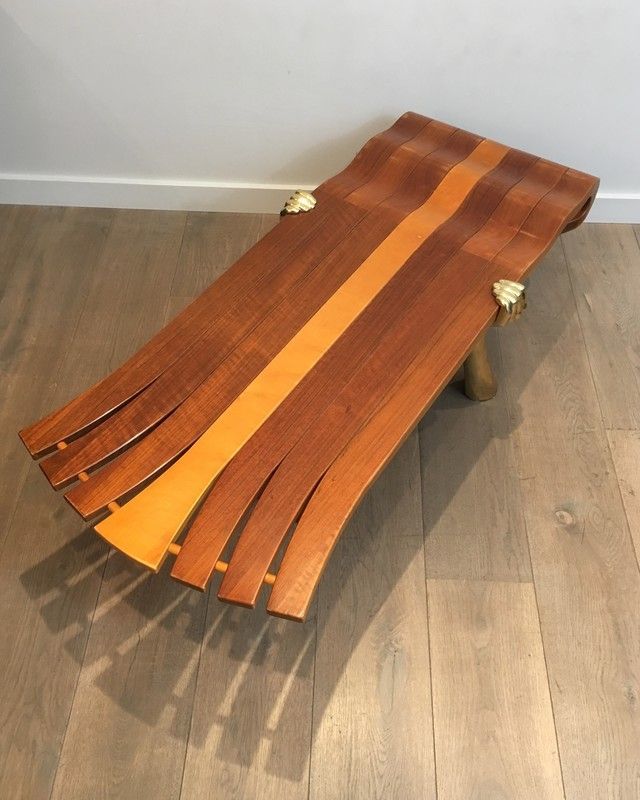 Table Basse Unique Constituée d'un Epais Plateau