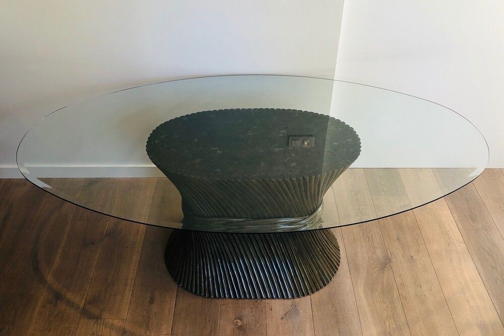 Table avec un plateau en verre