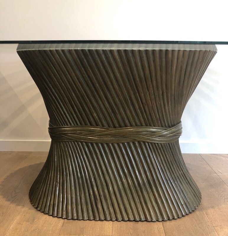 Table avec un plateau en verre