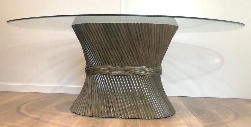 Table avec un plateau en verre