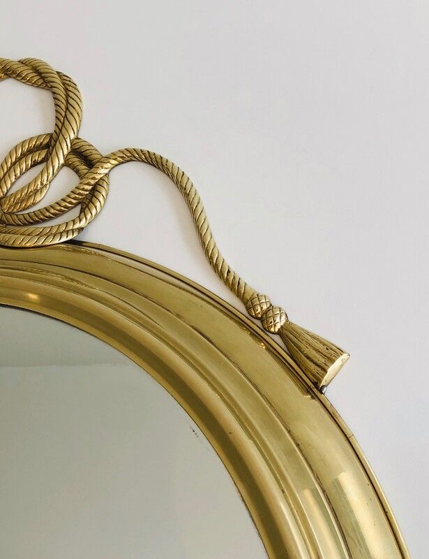 Grand Miroir Décoratif Oval en Laiton orné d'un Important Noeud Torsadé