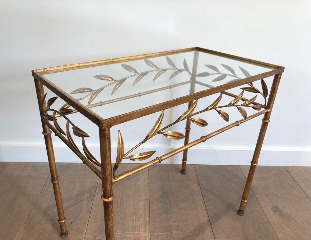 Petite table d'Appoint de Style Coco Channel en Métal Doré à Décor de Feuillages et Pieds façon Faux-Bambou