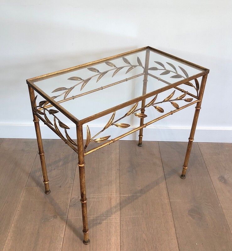 Petite table d'Appoint de Style Coco Channel en Métal Doré à Décor de Feuillages et Pieds façon Faux-Bambou