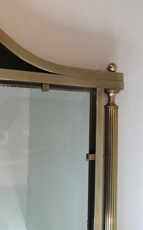 Miroir de Style Néoclassique en Laiton et Tôle Laquée à Décors De Coupe et Cols de Cygnes