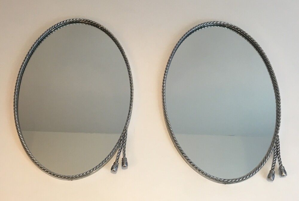 Paire de Miroirs Ovales Argentés attribués à la Maison Baguès