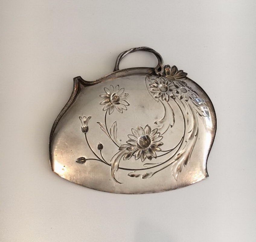 Ramasse-miettes Art Nouveau en métal argenté et laiton