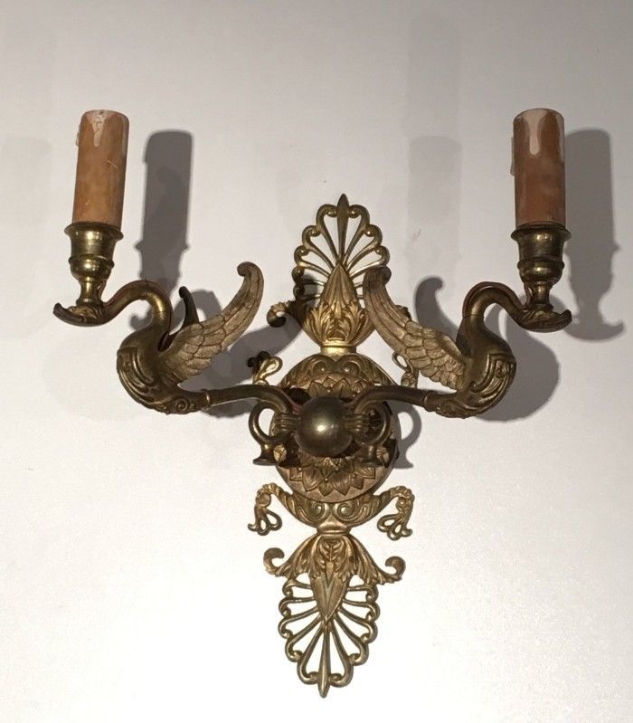 Paire d'Appliques de Style Empire en Bronze Doré à décors de Cygnes