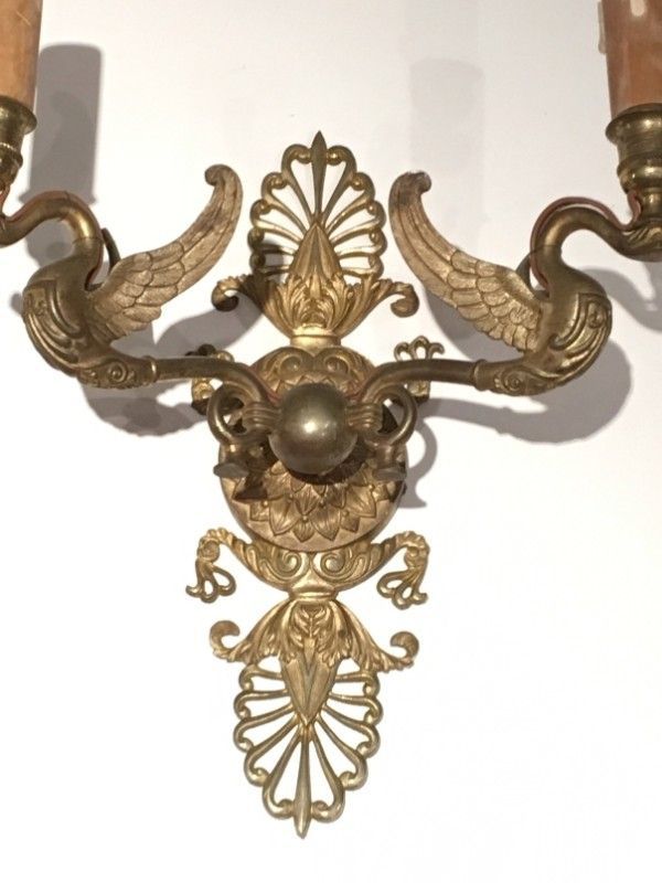 Paire d'Appliques de Style Empire en Bronze Doré à décors de Cygnes