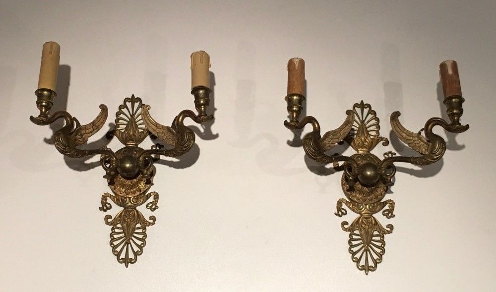 Paire d'Appliques de Style Empire en Bronze Doré à décors de Cygnes