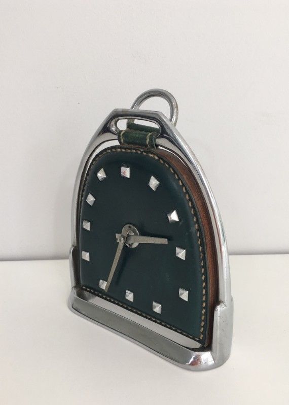 Petite Horloge en Cuir et Chrome. Attribué à Jacques Adnet