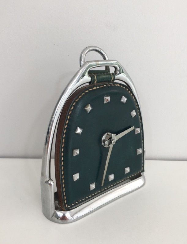 Petite Horloge en Cuir et Chrome. Attribué à Jacques Adnet