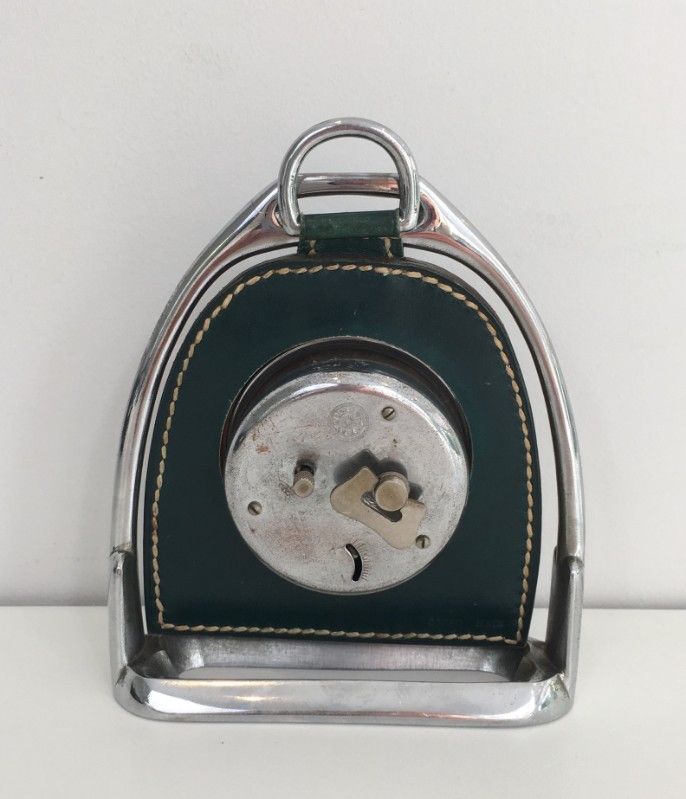 Petite Horloge en Cuir et Chrome. Attribué à Jacques Adnet