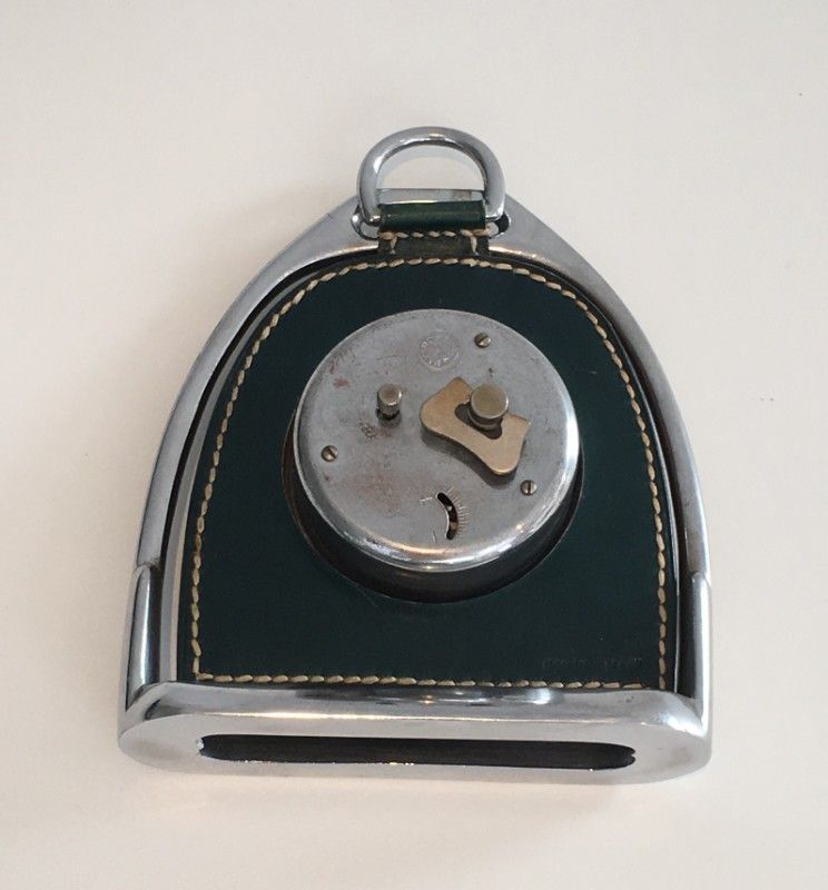 Petite Horloge en Cuir et Chrome. Attribué à Jacques Adnet