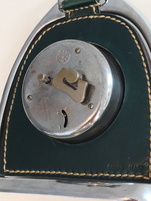 Petite Horloge en Cuir et Chrome. Attribué à Jacques Adnet