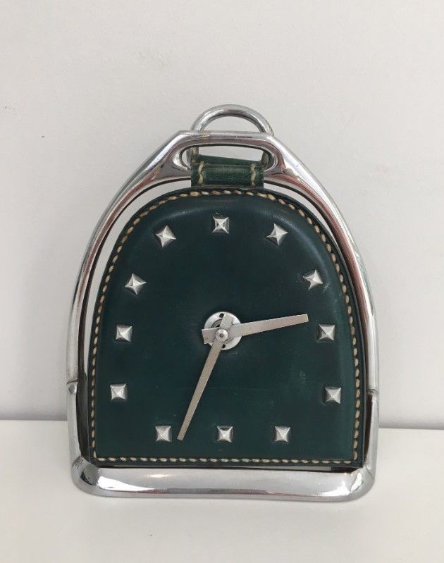 Petite Horloge en Cuir et Chrome. Attribué à Jacques Adnet