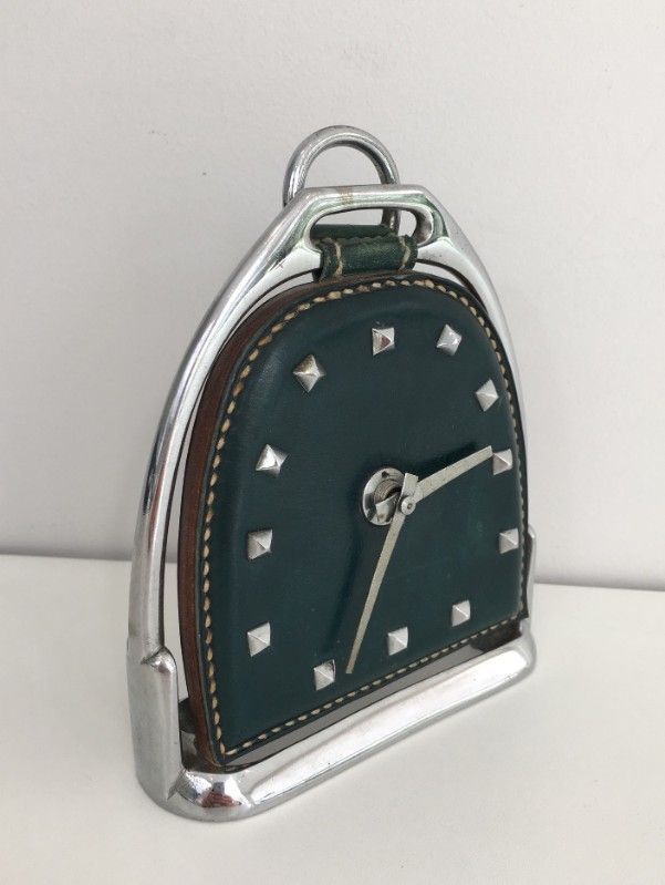 Petite Horloge en Cuir et Chrome. Attribué à Jacques Adnet