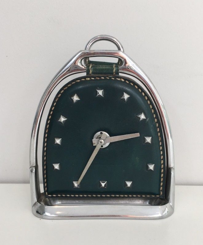 Petite Horloge en Cuir et Chrome. Attribué à Jacques Adnet