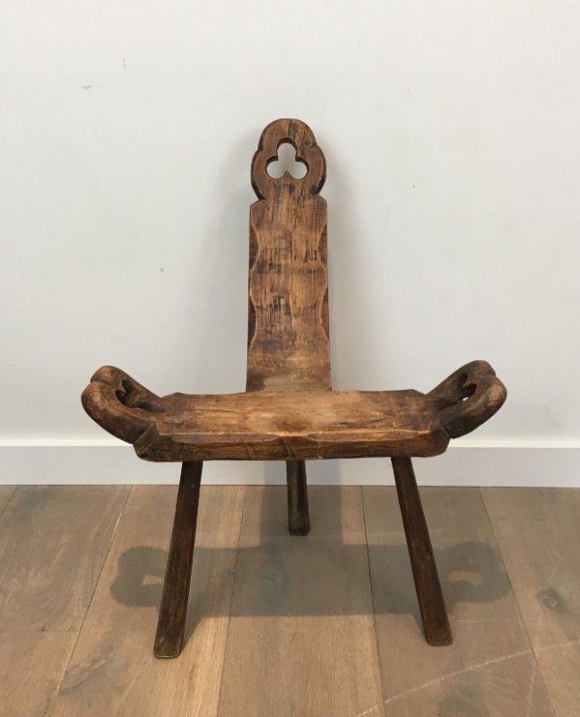 Tabouret Tripode Brutaliste en Bois. Vers 1950