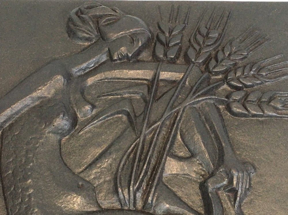 Plaque Moderniste en Fonte Représentant une Femme Nue tenant une Faux et des épis de Blé