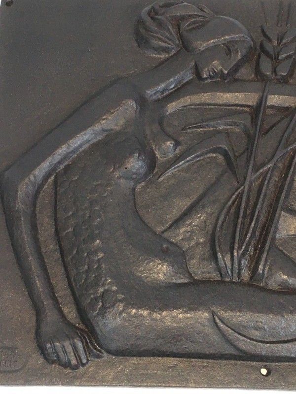Plaque Moderniste en Fonte Représentant une Femme Nue tenant une Faux et des épis de Blé