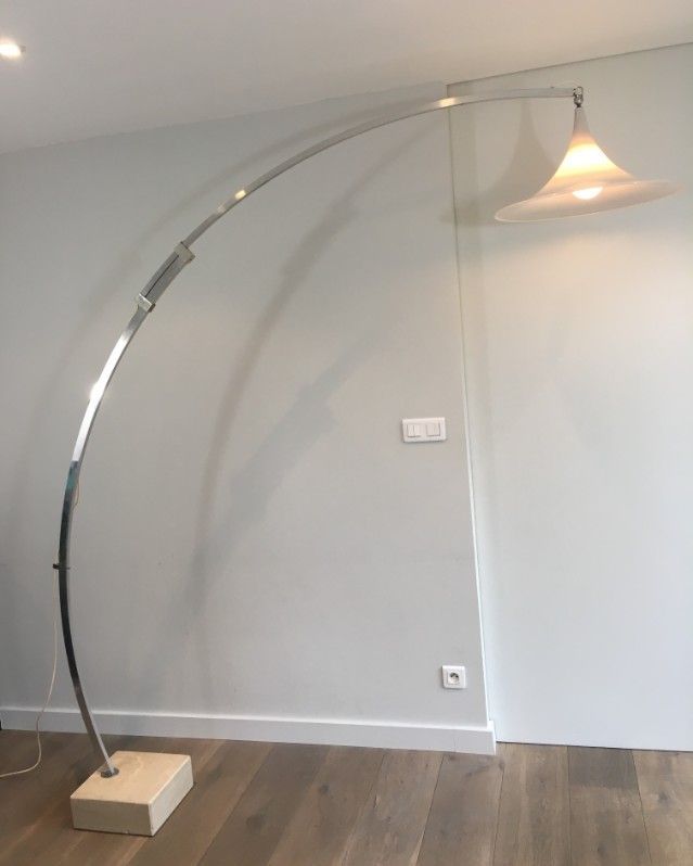 Rare Lampadaire de Parquet de Style Arco en Aluminium Brossé, Réflecteur Conique en Plastique Blanc et Socle de Marbre Carré