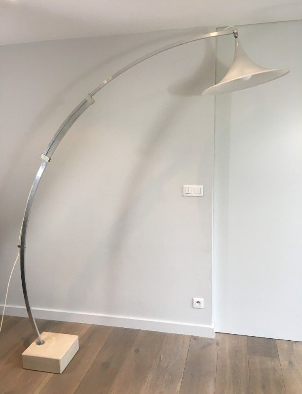 Rare Lampadaire de Parquet de Style Arco en Aluminium Brossé, Réflecteur Conique en Plastique Blanc et Socle de Marbre Carré