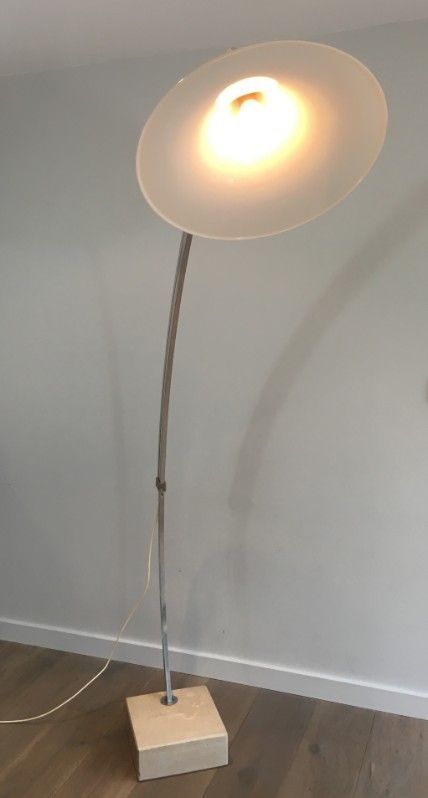 Rare Lampadaire de Parquet de Style Arco en Aluminium Brossé, Réflecteur Conique en Plastique Blanc et Socle de Marbre Carré