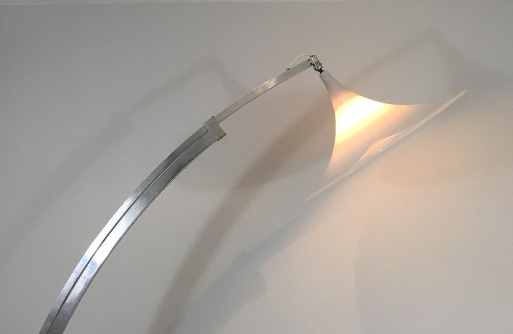 Rare Lampadaire de Parquet de Style Arco en Aluminium Brossé, Réflecteur Conique en Plastique Blanc et Socle de Marbre Carré