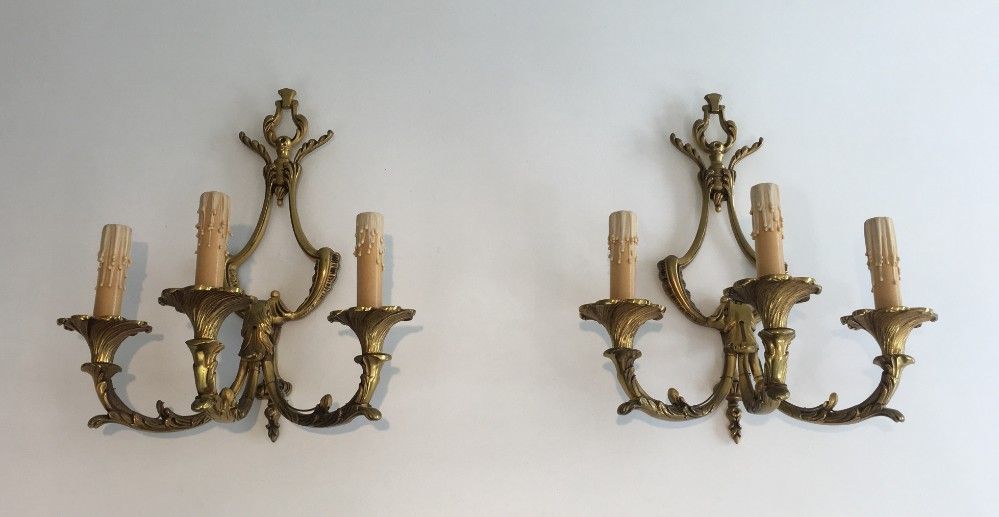 Paire d'Appliques de style Louis XV en Bronze à 3 Bras de Lumière