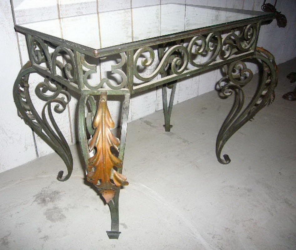 Petite Table Basse en Fer Forgé et Feuilles d'Acanthes Dorées