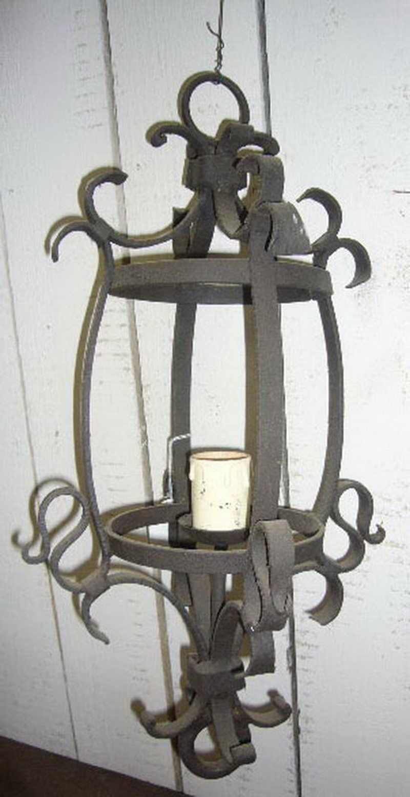 L (188) Ancienne lanterne en fer forgé