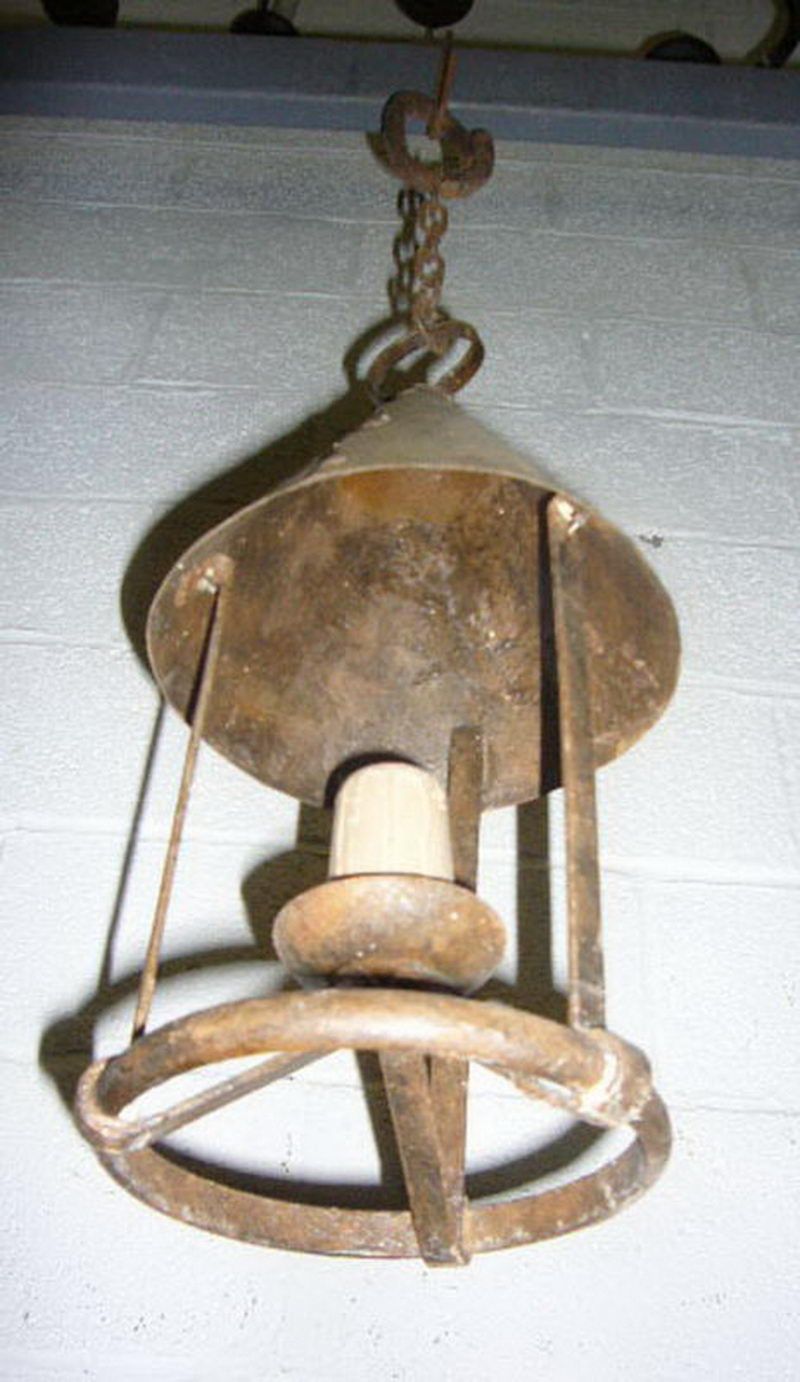 L (164) Ancienne lanterne en fer forgé