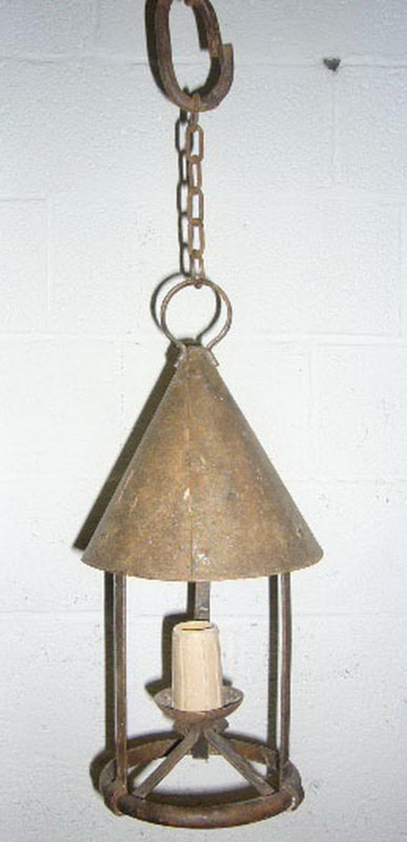 L (164) Ancienne lanterne en fer forgé