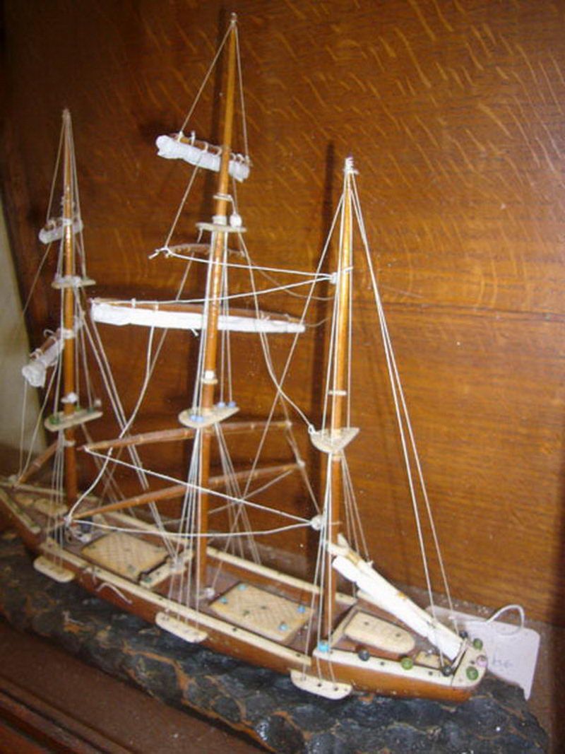 Maquette de Bateau en Bois et Vitrine de Verre