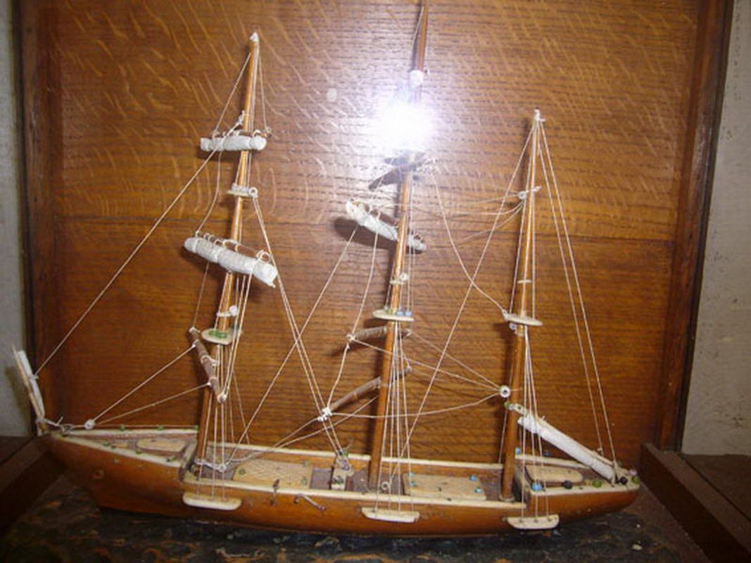 Maquette de Bateau en Bois et Vitrine de Verre